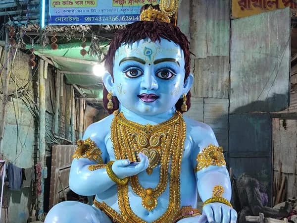 রঙের উৎসবে কুমোরটুলিজুড়ে গোপাল পুজোয় মাতেন  মৃৎশিল্পীদের সঙ্গে তাঁদের পরিবারও