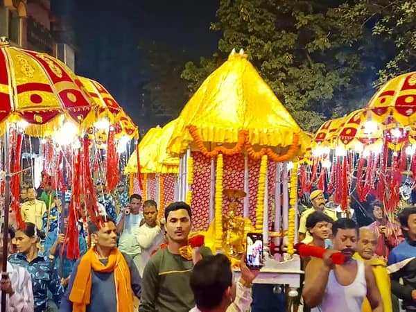 দোলায় চেপে রাসমেলা ময়দানে বুড়ি ঘর পোড়ানোর অনুষ্ঠানে আসছেন মদনমোহন