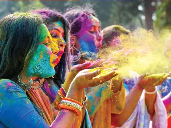 বসন্ত উৎসব না হলেও ভাটা পড়েনি উন্মাদনায়, পর্যটকদের ভিড়, সোনাঝুরি সহ সর্বত্র জোরদার পুলিসি নিরাপত্তা