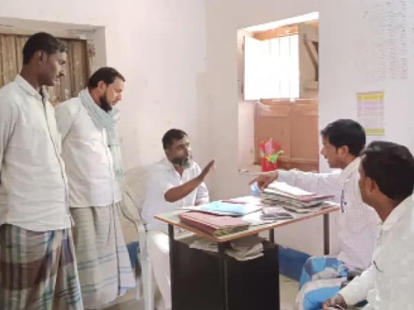 অনিয়মিত শিক্ষকরা, এসআইয়ের নির্দেশও মানেন না,  প্রধান শিক্ষককে ঘেরাও করে বিক্ষোভ