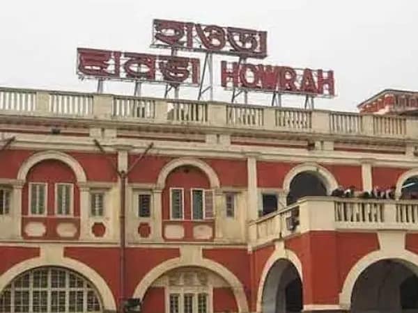 হাওড়া স্টেশনের উল্টোদিকে বাসস্ট্যান্ডে  উন্মুক্ত শৌচালয়, প্রস্রাবে ভাসছে রাস্তা