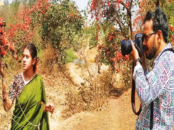 দুর্গাপুরের পারুলিয়ায় পলাশবনে ফটোশ্যুটের হিড়িক