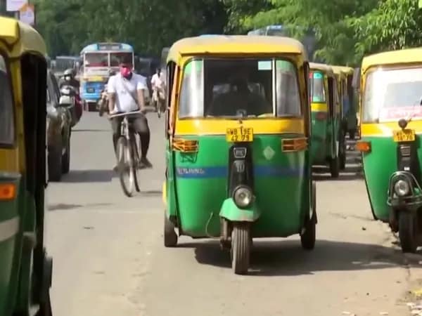 ‘পুজোর রেট’ বহাল, কমল না অটো ভাড়া