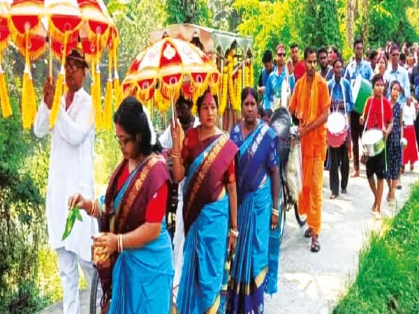 হাইতি পরিবারের শতাব্দী প্রাচীন দোল উৎসব উন্মাদনা