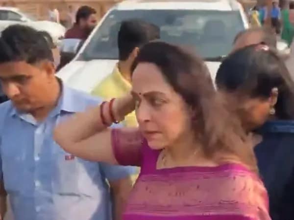 পুরীতে জগন্নাথ মন্দির দর্শন করে পুজো দিলেন হেমা মালিনী