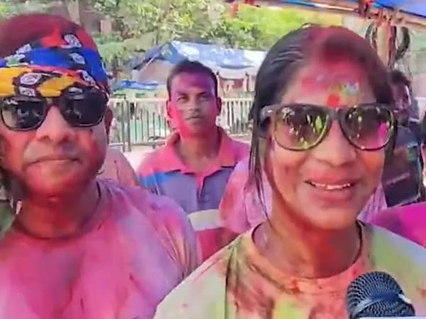 আজ দেশের বিভিন্ন অংশে চলছে হোলি পালন