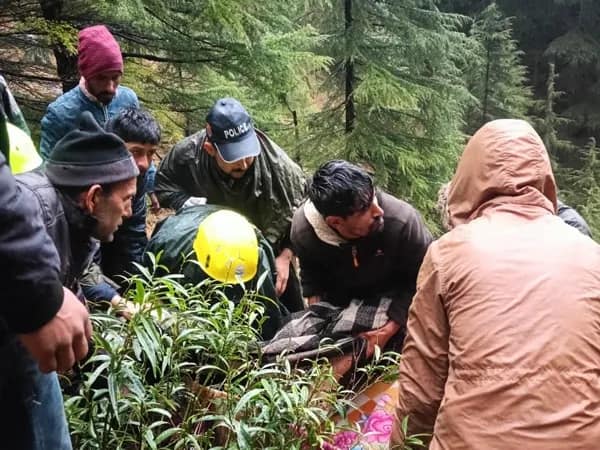 উত্তরাখণ্ডে লোখন্ডির কাছে ৯০০ মিটার গভীর খাদে ছিটকে পড়ল গাড়ি, মৃত ২