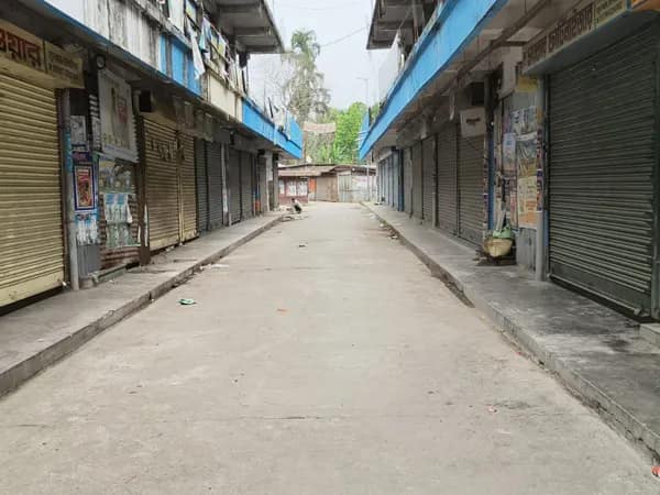 দোলের পরের দিনও ময়নাগুড়ি বাজারে বন্ধ দোকানপাট