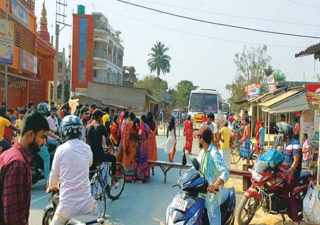 সাহাপুরে দুই ব্যক্তিকে ছাড়ার দাবিতে অবরোধ