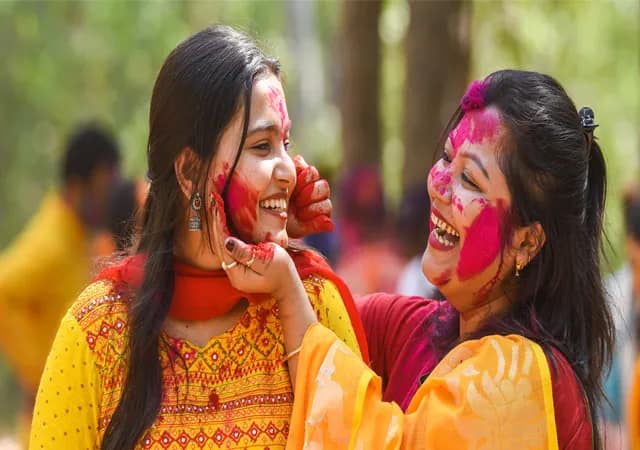 ভিড় কম, সুষ্ঠুভাবে দোল পালিত শান্তিনিকেতনের সোনাঝুরিতে