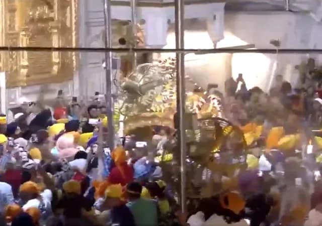 পাঞ্জাবের অমৃতসরে স্বর্ণমন্দিরে ভক্তদের ঢল