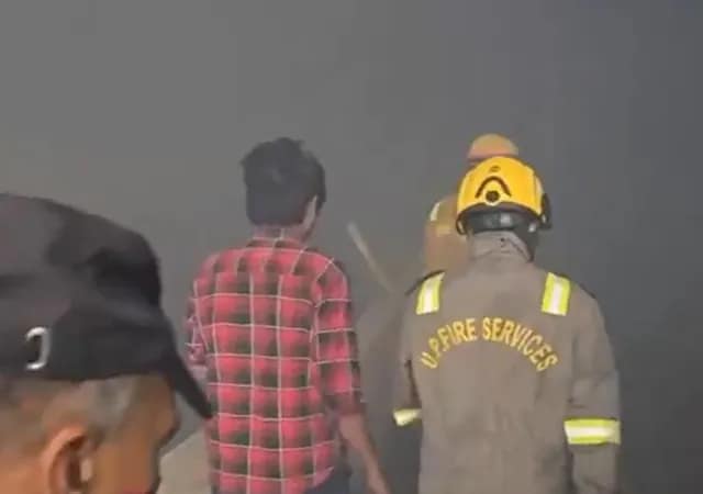 উত্তরপ্রদেশের নয়ডা ৬৩ সেক্টরে একটি কাপড় তৈরির কারখানায় অগ্নিকাণ্ড, ঘটনাস্থলে পৌঁছেছে দমকলের একাধিক ইঞ্জিন