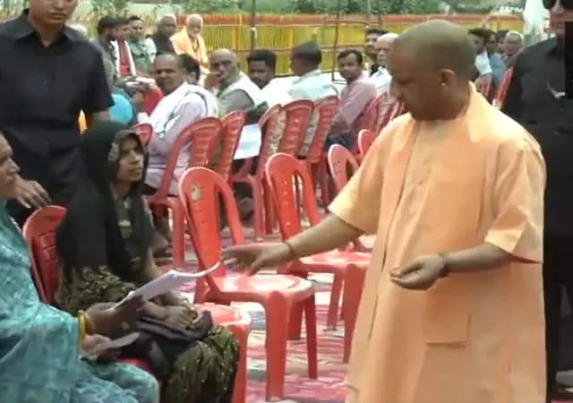 গোরক্ষপুরে জনতা দর্শন কর্মসূচিতে যোগ দিয়েছেন উত্তরপ্রদেশের মুখ্যমন্ত্রী যোগী আদিত্যনাথ