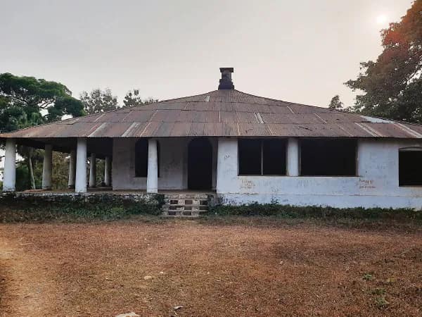 পানিঘাটা পাহাড়ের কোলে বড়াকোঠি বাংলো বেহাল, অবহেলিত ব্রিটিশ আমলের স্থাপত্য