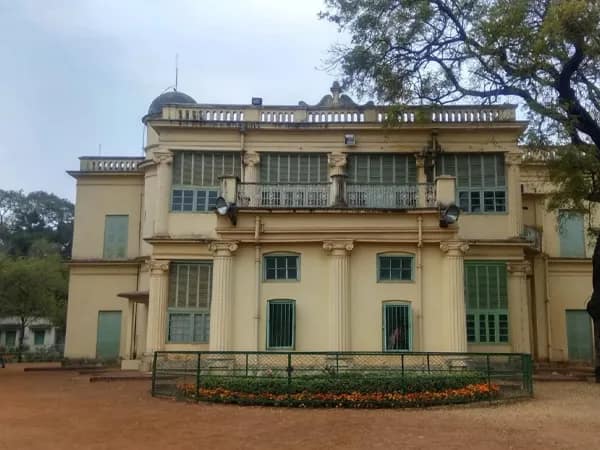 বিশ্বভারতীতে দিনের পর দিন বন্ধ মহিলা শৌচাগার, পুরুষ শৌচালয় ব্যবহার করায় হেনস্তার শিকার অধ্যাপিকা