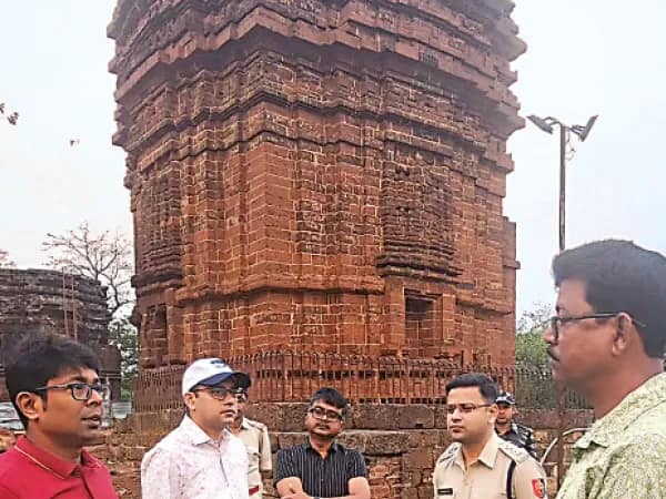 সংস্কারের জন্য পাঁচ বছর ধরে বন্ধ রয়েছে বিষ্ণুপুরের ষাঁড়েশ্বর মন্দির
