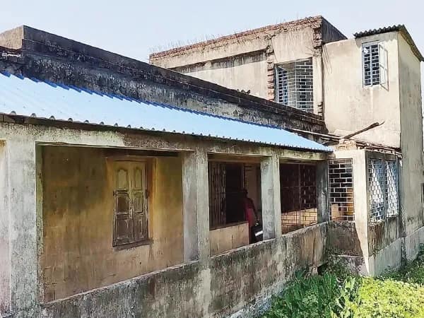 দুই শিক্ষিকা নিয়ে চলা স্কুলে কমছে ছাত্র, মিড ডে মিলে পড়ুয়াদের ভাগে জোটে বিস্কুট