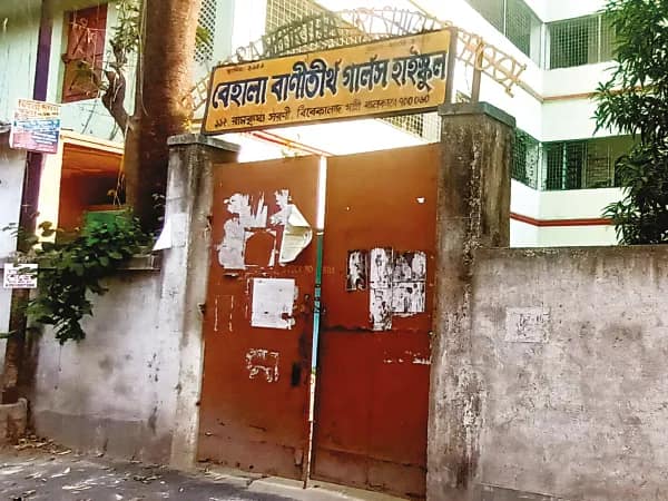 স্কুলের ভারপ্রাপ্ত শিক্ষিকার আলমারি ভেঙে ১০ হাজার টাকা চুরি, বেহালায় তুমুল চাঞ্চল্য