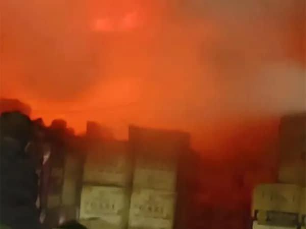 মুর্শিদাবাদে কাপড়ের দোকানে বিধ্বংসী আগুন