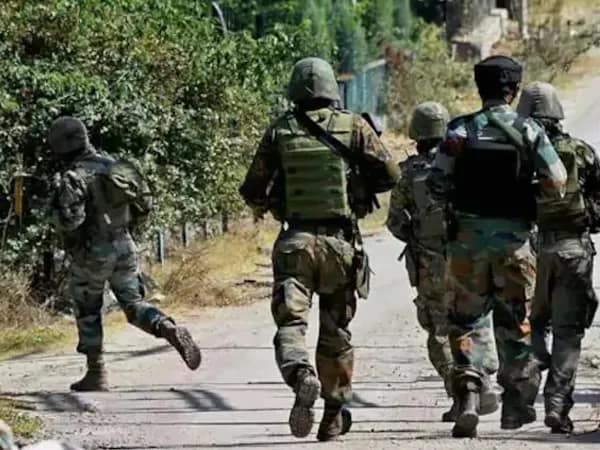 জম্মু-কাশ্মীরে জঙ্গিদের সঙ্গে গুলির লড়াইয়ে আহত চার পুলিস কর্মী