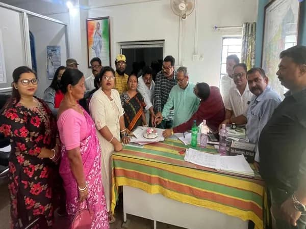 কেক কেটে ময়নাগুড়ি পুরসভার জন্মদিন পালন