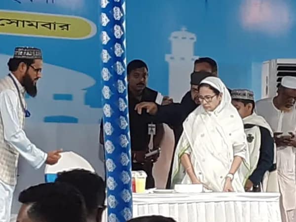 দোলেরও শুভেচ্ছা জানিয়েছি, আজ ইফতারেও এসেছি: মুখ্যমন্ত্রী
