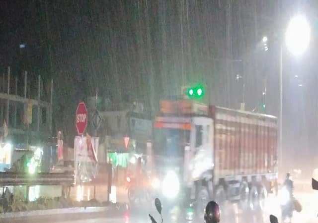 হলদিয়ায় বজ্রবিদ্যুৎ সহ প্রবল বৃষ্টি