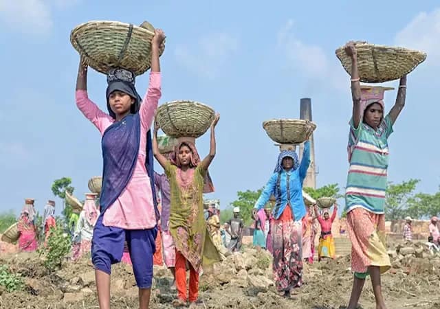 বেকারত্বের জ্বালায় ৬ মাসে নাম লিখিয়েছে ১৫ কোটি, ১০০ দিনের কাজে মরিয়া মোদির ভারত