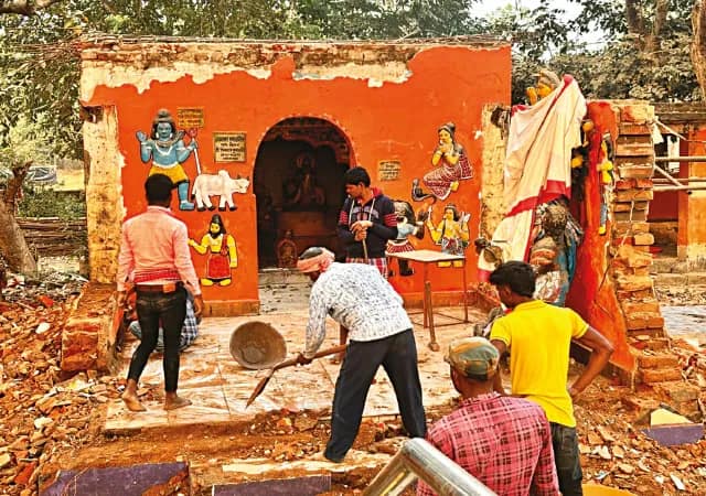 গর্ভগৃহের পরিবর্তন না করেই ঝাড়গ্রামে গুপ্তমণি মন্দিরের সংস্কারের কাজ শুরু