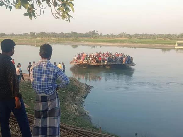 মুর্শিদাবাদের রামনগর ঘাটে দুর্ঘটনা, নদীতে পড়ল পণ্যবাহী গাড়ি
