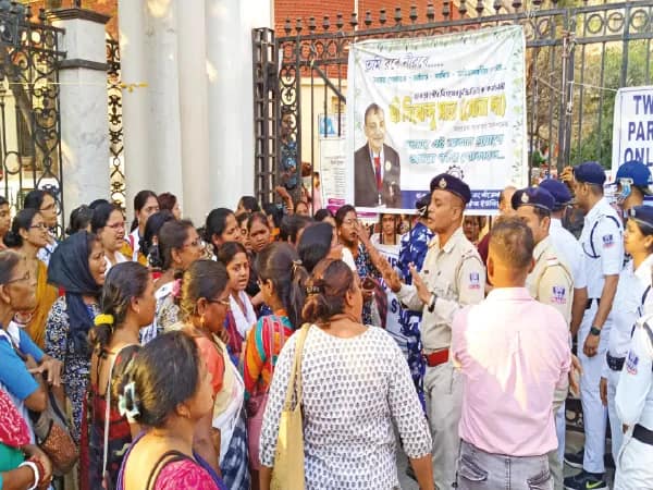 পাঁচ মাস বেতন নেই, পুরসভার দরজা ওড়না দিয়ে বেঁধে বিক্ষোভ-পথ অবরোধ অস্থায়ী স্বাস্থ্যকর্মীদের