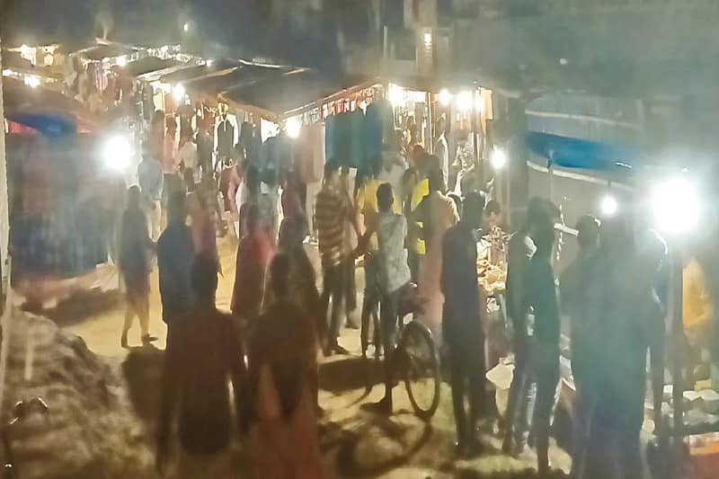 ঈদের আগে ডোমকলে কাপড়ের হাটে ভিড়