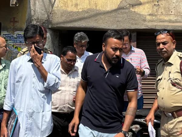 বহরমপুরের একটি বেসরকারি হাসপাতালে হানা দিল জেলার মুখ্য স্বাস্থ্য আধিকারিক, মহকুমাশাসকসহ একাধিক দপ্তরের আধিকারিকরা