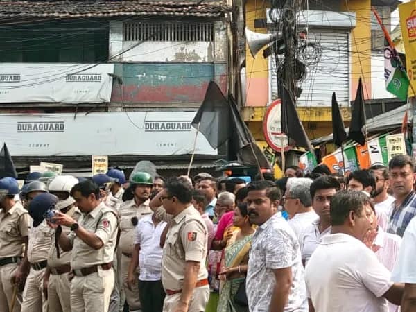 বারুইপুরে কালো পতাকা নিয়ে তৃণমূলের বিক্ষোভ কর্মসূচি