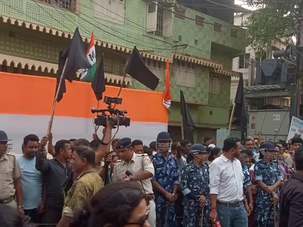বারুইপুরে শিবানীপিঠে কালো পতাকা নিয়ে মিছিল তৃণমূল কর্মীদের, রাস্তা ঘিরে রেখেছে পুলিস