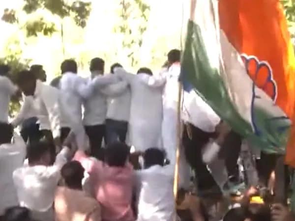 মুম্বইয়ে একাধিক ইস্যু নিয়ে বিক্ষোভ দেখাচ্ছে কংগ্রেস কর্মীরা