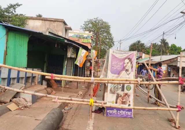 ইঁদুরের দৌরাত্ম্যে আলগা হয়েছে মাটি, পুজালি ব্রিজ দিয়ে ভারী যান চলাচল বন্ধ