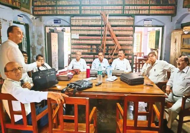 রাস্তায় ফেলে মার উকিলের গর্ভস্থ সন্তান নষ্ট