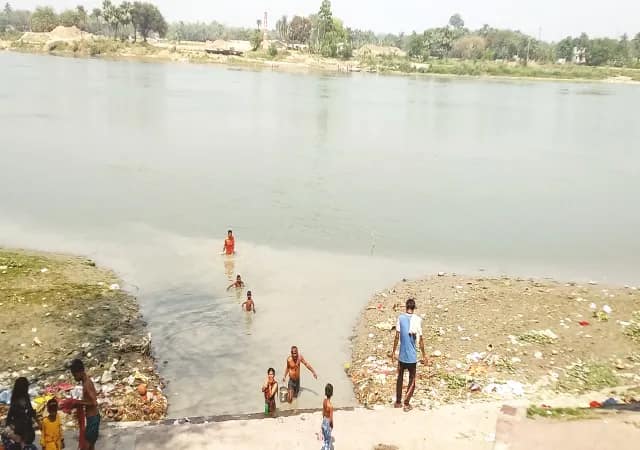 কালনায় কমছে ভাগীরথীর জলস্তর জাগছে চর, সমস্যা ফেরি পারাপারে