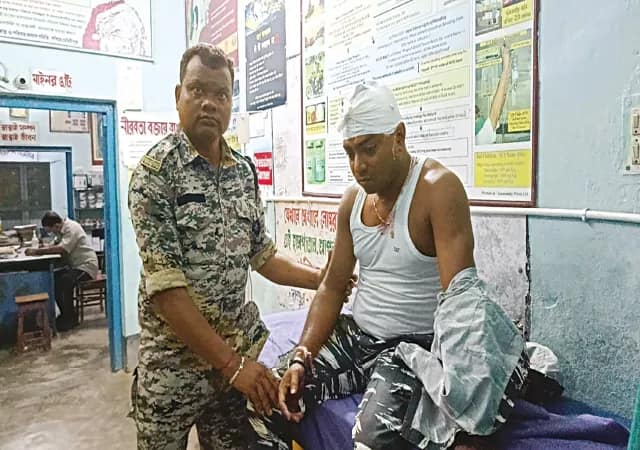 পুলিস-জনতা  সংঘর্ষ ২ কনস্টেবল সহ জখম ৩০