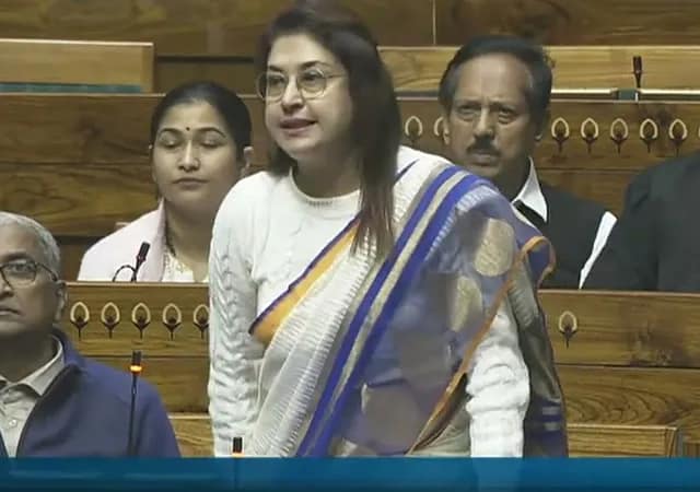 লোকাল ট্রেনের পরিষেবায় নজর দেওয়ার দাবি, সংসদে সরব শতাব্দী