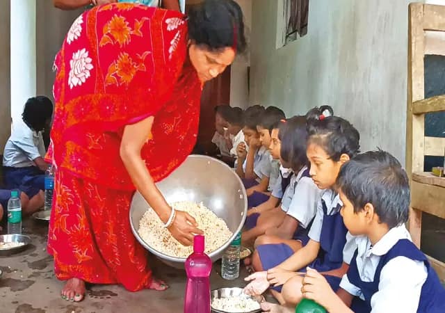ঝাড়গ্রামের স্কুলে মিড ডে মিলে মুড়ি চানাচুর খাওয়ানো হল পড়ুয়াদের