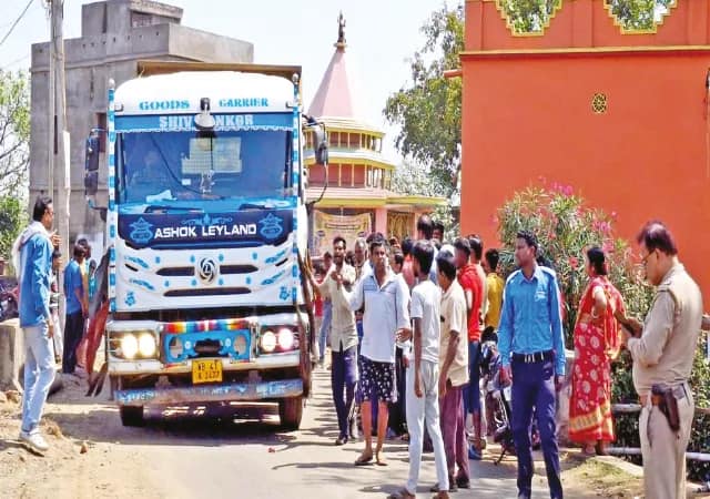 জামুড়িয়ায় ওভারলোডেড বালির গাড়ি চলাচল বন্ধের দাবিতে বিক্ষোভ