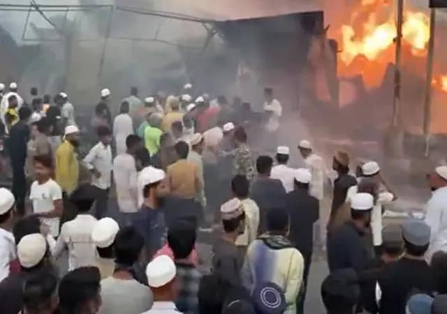 মহারাষ্ট্রের আজাদ চকে কয়েকটি দোকানে অগ্নিকাণ্ড, ঘটনাস্থলে দমকলের একাধিক ইঞ্জিন