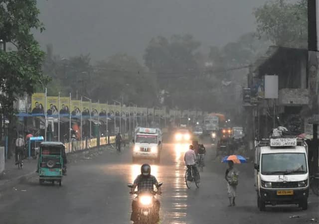 শহরে আজ ঝড়-বৃষ্টির সম্ভাবনা, তীব্র দাবদাহ থেকে মিলতে পারে কিছুটা স্বস্তি