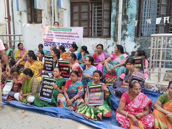 আলিপুরদুয়ার জেলা হাসপাতালের সামনে কংগ্রেসের বিক্ষোভ