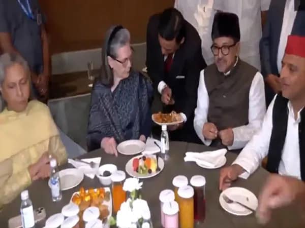 দিল্লিতে ইফতারের অনুষ্ঠানে যোগ দিলেন সোনিয়া গান্ধী, অখিলেশ যাদব, জয়া বচ্চনরা