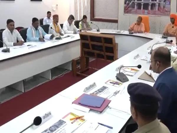 বলরামপুরের পটেশ্বরী দেবীর মন্দিরে নবরাত্রির অনুষ্ঠান, তোড়জোড় ও নিরাপত্তা সংক্রান্ত বিষয় নিয়ে সরকারি আধিকারিকদের সঙ্গে বৈঠক উত্তরপ্রদেশের মুখ্যমন্ত্রী যোগী আদিত্যনাথের