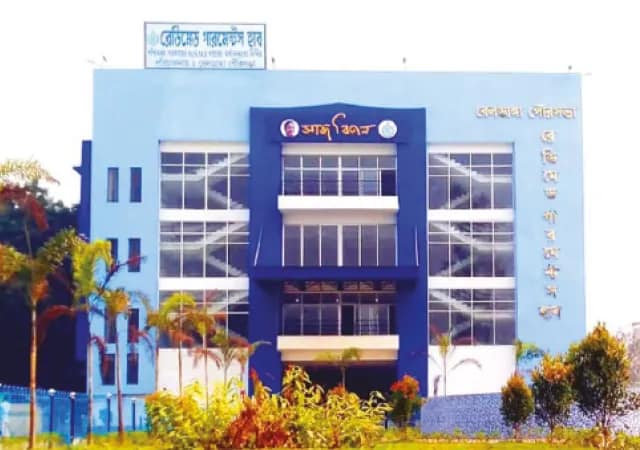 পুরবোর্ডের হাত ধরে সাজ বিতানে নবজোয়ার, ঈদে জমজমাট ভিড়