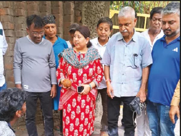 যাদবপুর বিশ্ববিদ্যালয়ের সামনে নতুন পাইপলাইন